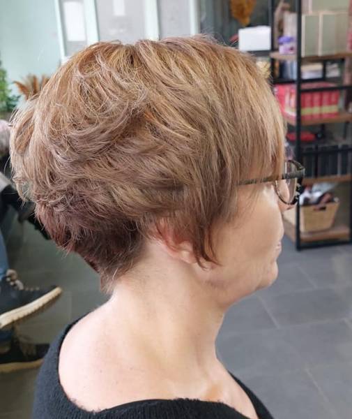 Coupe courte pour femme dans notre salon de coiffure à Geispolsheim