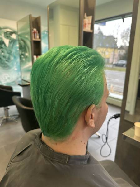 Coupe homme avec décoloration et coloration vert dans votre salon de coiffure à Geispolsheim proche Entzheim