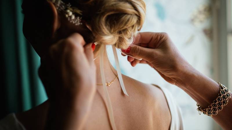 Coiffeur spécialisé dans les coiffures de mariage avec essai et coiffure le jour J : chignons ou autre proche de strasbourg